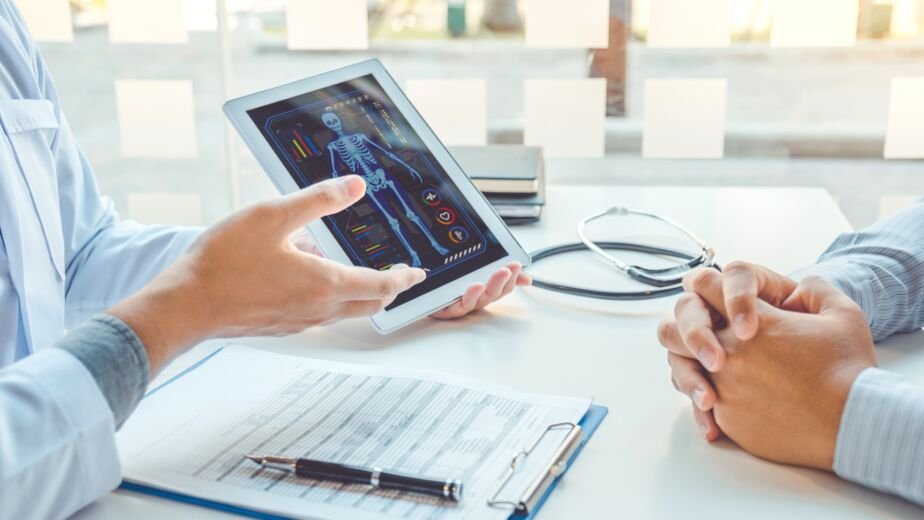 Medical technology, Doctor cardiologist discusses diagnosis with patient.